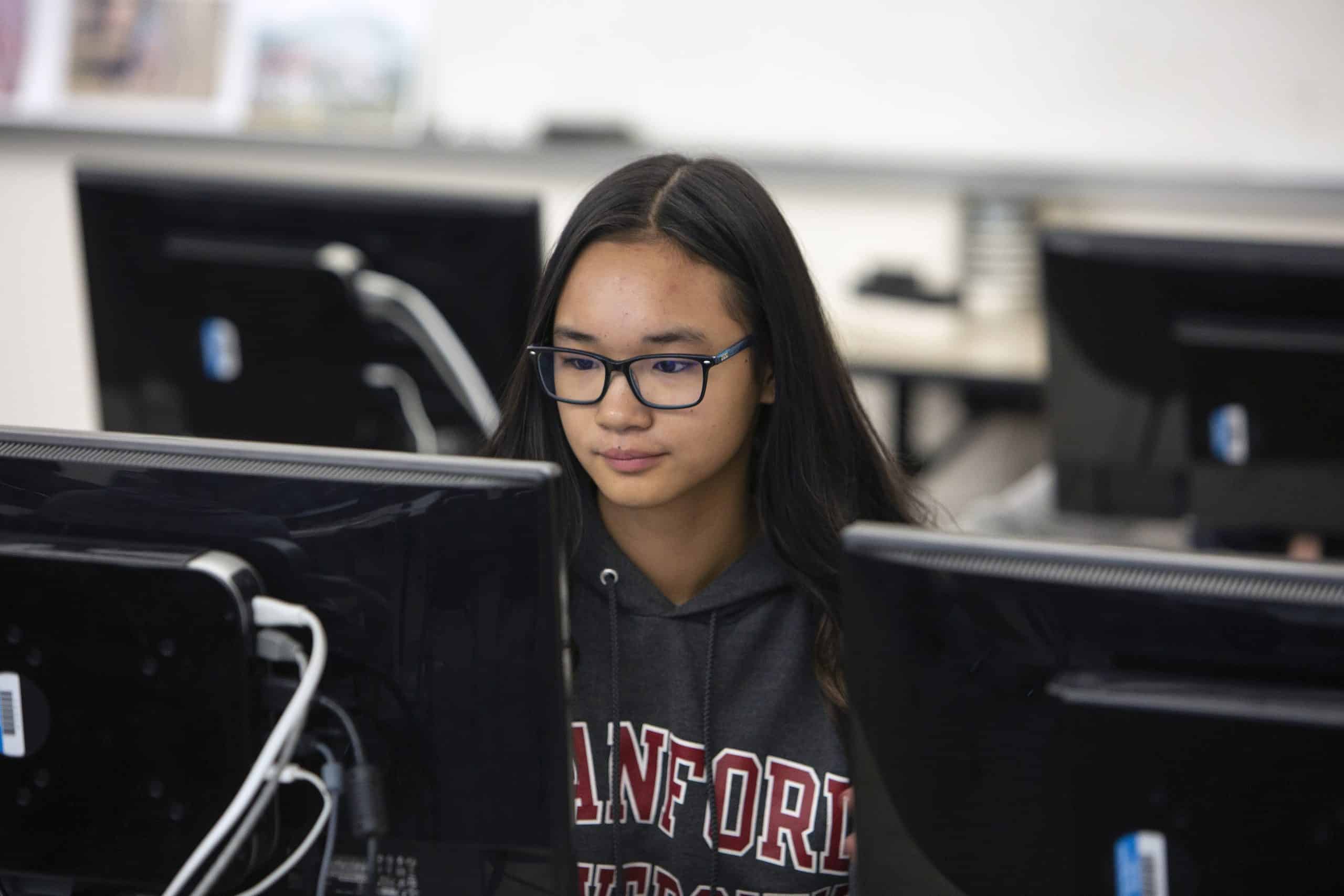 Mujer estudiante trabajando con el ordenador